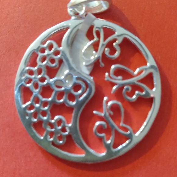 ❤️ 1 1/8" 925 SS 🦋 Butterfly/Flowers🌼 Pendant - Picture 4 of 7